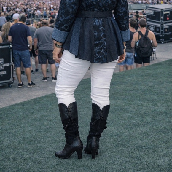 Chic Black Heeled Boots - Picture 2 of 10